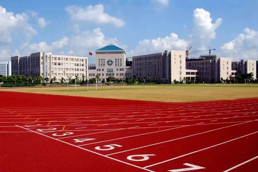 苍南中学田径场与教学楼
